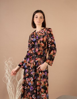 Шелковое платье с цветочным принтом и застежкой на пуговку